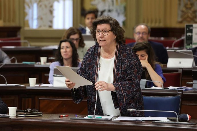 Archivo - La consellera de Familias y Asuntos Sociales, Catalina Cirer, durante una sesión de control al Govern balear