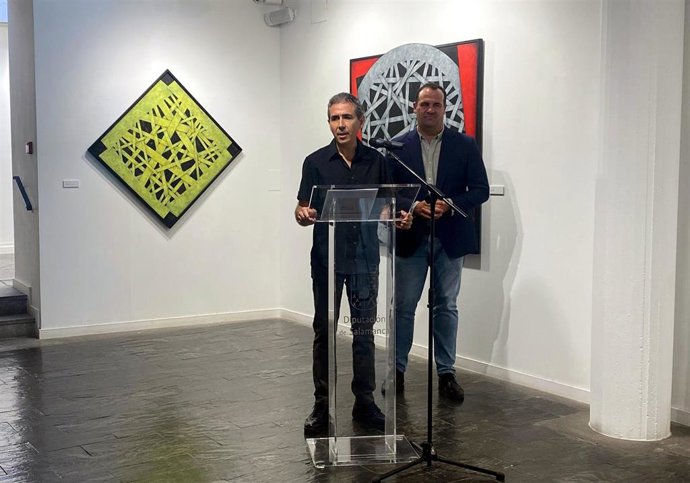 El autor de 'Espacios para el Deseo', José Antonio Montecino, (en el atril) junto al diputado de Cultura, David Mingo en la Sala de Exposiciones de La Salina.