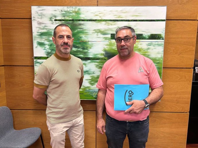 El alcalde de Siero, Ángel García, y el concejal de Abastecimiento de Agua y Saneamiento, Parque Móvil, Asociaciones de Vecinos y Centros Socioculturales en el Ámbito Rural, Manuel Pergentino Martínez.