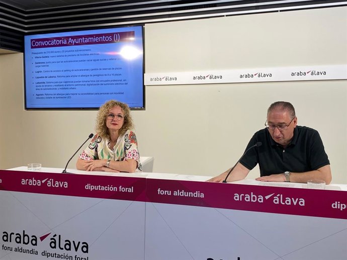 Cristina Gonzalez Arabako Aldundiko Enplegu, Merkataritza eta Turismoko foru diputatua eta Felipe Garcia arloko zuzendaria