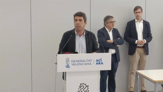 El 'president' de la Generalitat, Carlos Mazón, atiende a los medios de comunicación este viernes en Petrer (Alicante)