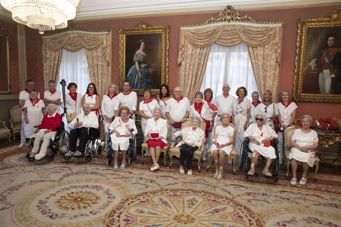 Pamplona homenajea a sus vecinos centenarios en el Día de las Personas Mayores