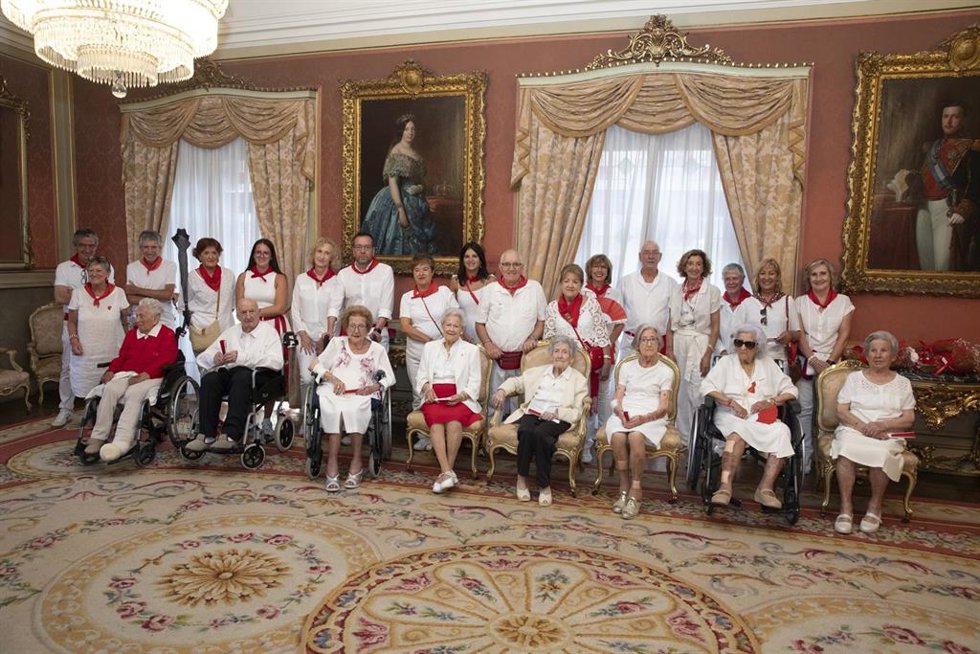 Pamplona homenajea a sus vecinos centenarios en el Día de las Personas Mayores