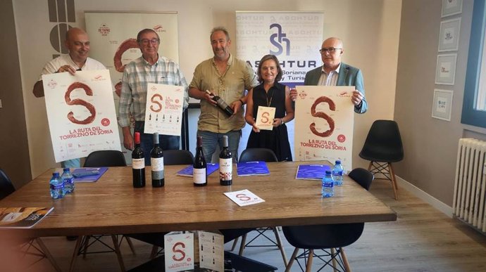 De Izda A Dcha, Delgado, Moreno, Cedazo, Jiménez Y Tierno Presentan La Ruta Del Torrezno De Soria.