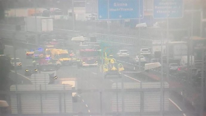 Un helicóptero medicalizado aterriza en la AP-7 en Barberà del Vallès (Barcelona) por un accidente múltiple.