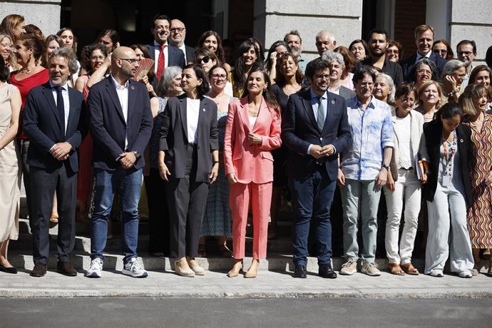 La Reina Letizia posa en la foto de familia tras visitar las instalaciones de la agencia Española de Cooperación Internacional para el Desarrollo (AECID), a 11 de julio de 2025, en Madrid (España).