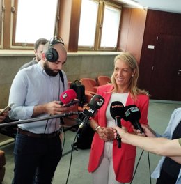 La teniente de alcalde del Ayuntamiento de Barcelona, Maria Eugènia Gay, atiende a los medios este viernes.