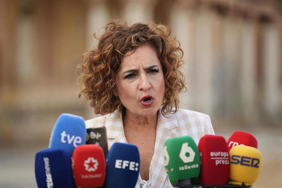 La vicepresidenta primera del Gobierno y secretaria general del PSOE-A, María Jesús Montero, atiende a los medios en Sevilla.