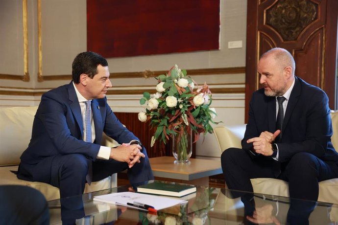 El presidente de la Junta de Andalucía, Juanma Moreno, en un encuentro en el Palacio de San Telmo con el presidente de la Federación Nacional de Clústeres, Daniel González-Bootello.