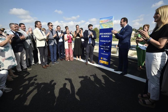 El presidente de la Región de Murcia, Fernando López Miras, junto al ministro Oscar Puente y delegada del Gobierno, Mariola Guevara, en el acto de puesta en servicio de los tramos A y B del Arco Noroeste