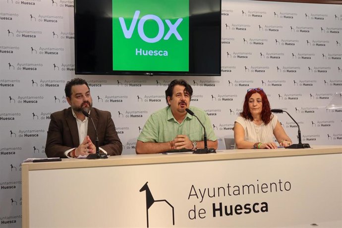 El portavoz de VOX en el Ayuntamiento de Huesca, José Luis Rubió; y el diputado autonómico y responsable jurídico de la formación en Aragón, David Arranz