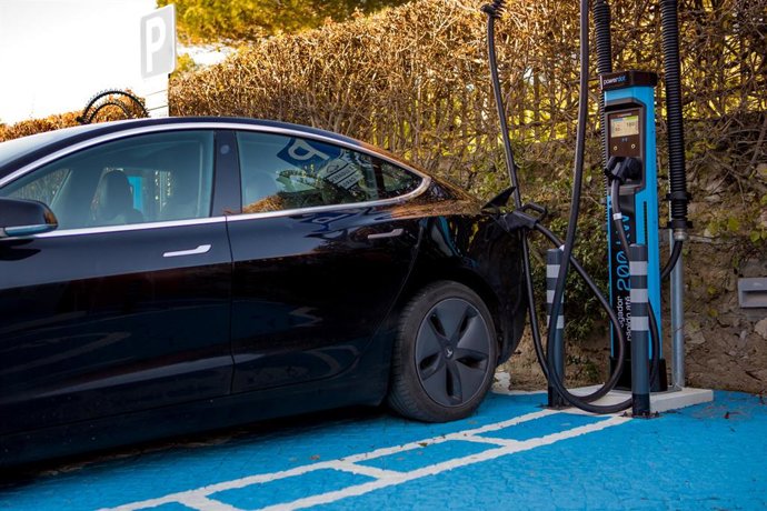 Archivo - Auto elektriko bat kargatzen