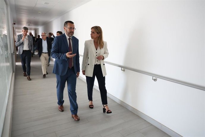 La presidenta de la Diputación con el alcalde de La Línea en la residencia Santa Margarita.