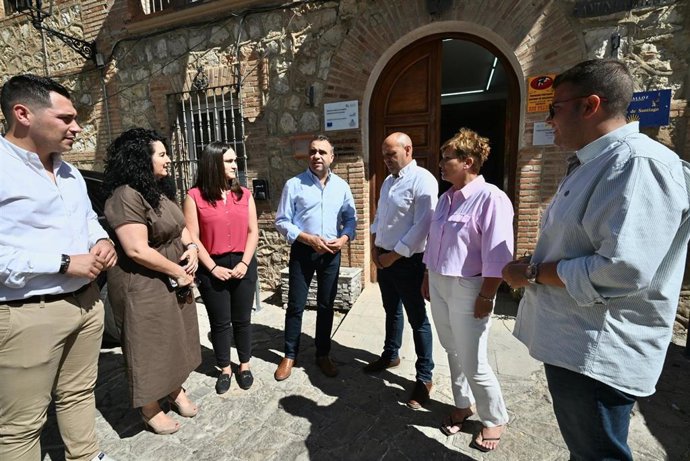 Visita del presidente de la Diputación de Granada, Francis Rodríguez, en el centro en la imagen con el alcalde de Iznalloz, Carlos Romero