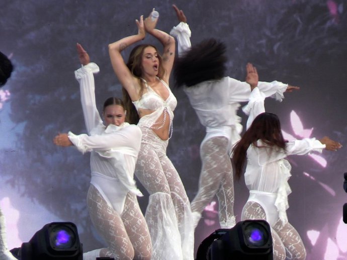 Lola Índigo, durante su concierto en el Estadio Olímpico Lluis Companys de Barcelona