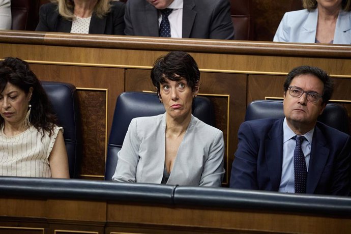 (I-D) La ministra de Igualdad, Ana Redondo; la ministra de Inclusión, Seguridad Social y Migraciones, Elma Saiz y el ministro para la Transformación Digital, Óscar López, durante una sesión de control al Gobierno, en el Congreso de los Diputados, a 18 de 