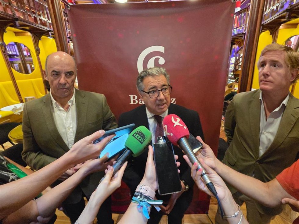 El eurodiputado Juan Ignacio Zoido atiende a los medios en Badajoz