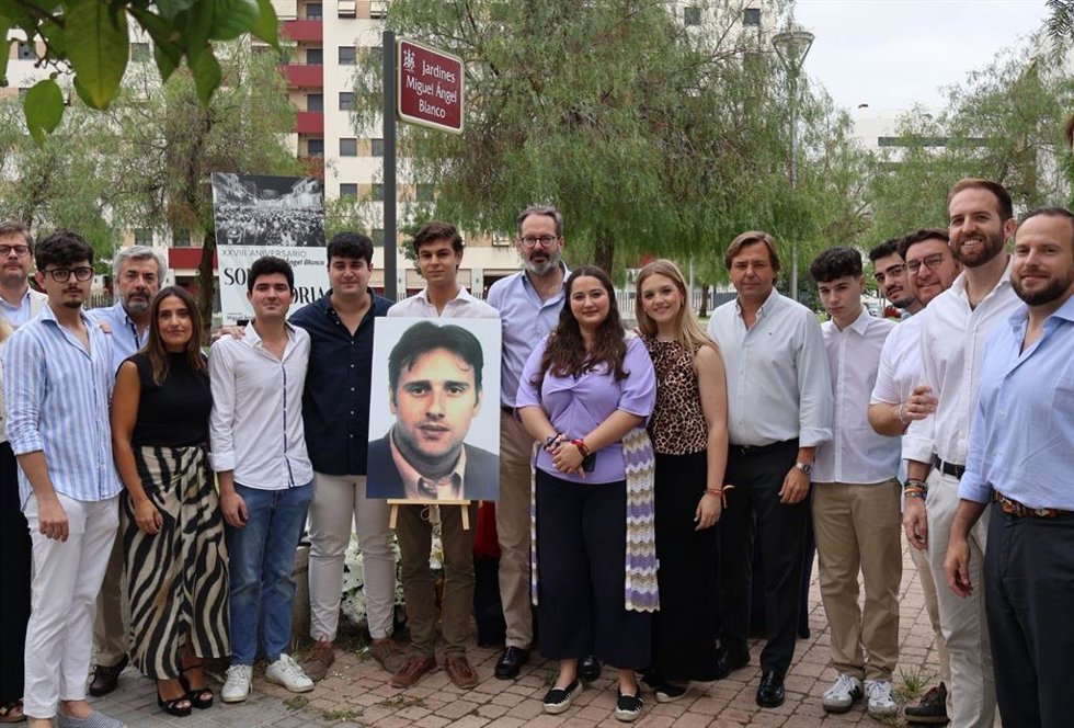 Repullo (6 dcha.), junto a otros dirigentes del PP y de NN.GG en el homenaje a Miguel Ángel Blanco en Córdoba.