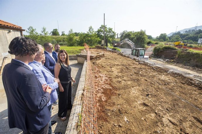 La presidenta de Cantabria, María José Sáenz de Buruaga, y otras autoridades en el inicio de las obras que resolverán el problema del agua en Astillero y Villaescusa