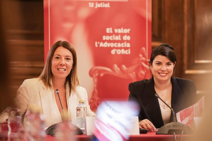 La decana del ICAB Cristina Vallejo (i) y la diputada responsable del Turno de Oficio, Cristina Capuz.