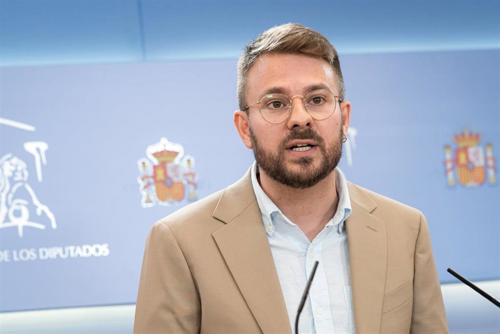El diputado de Compromis Alberto Ibáñez, durante una rueda de prensa, en el Congreso de los Diputados, a 8 de julio de 2025, en Madrid (España).