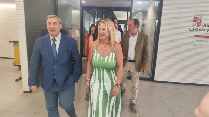 Sanz Merino visita la estación de autobuses de Soria junto a la delegada de la Junta en Soria, Yolanda de Gregorio.