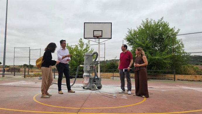 El concejal de Obras, Víctor Bazo, visita una instalación deportiva en Cáceres