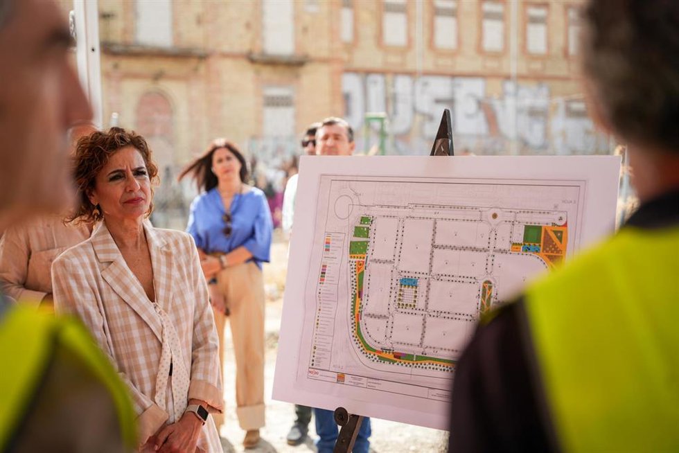La vicepresidenta primera del Gobierno y ministra de Hacienda, María Jesús Montero (c) junto a un plano de las obras de urbanización del solar del antiguo cuartel de Artillería 'Daoiz y Velarde'. A 11 de julio de 2025, en Sevilla (Andalucía, España). la