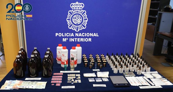 Efectos intervenidos en un piso de la zona de Churruca, en Vigo, cuyo morador ha sido detenido por traficar con drogas sintéticas.