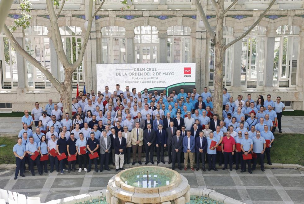 Homenaje a los conductores del CRTM que han ayudado en Valencia por la Dana