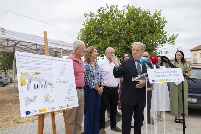 El presidente de la Diputación, Salvador Fuentes, informa sobre el comienzo de las obras de viviendas en Posadas.