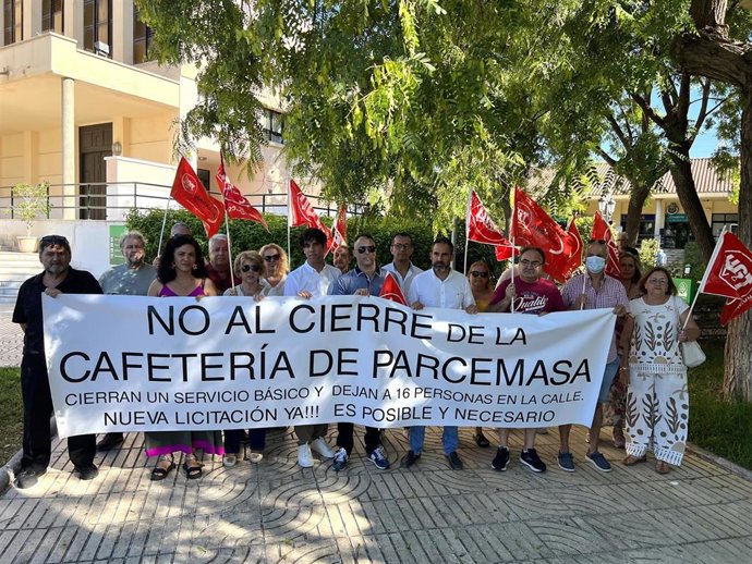 El portavoz socialista en el Ayuntamiento de Málaga, Daniel Pérez, ha comparecido este jueves junto a los trabajadores de la cafetería de Parcemasa para criticar "la inacción del equipo de Gobierno ante el inminente cierre del servicio"