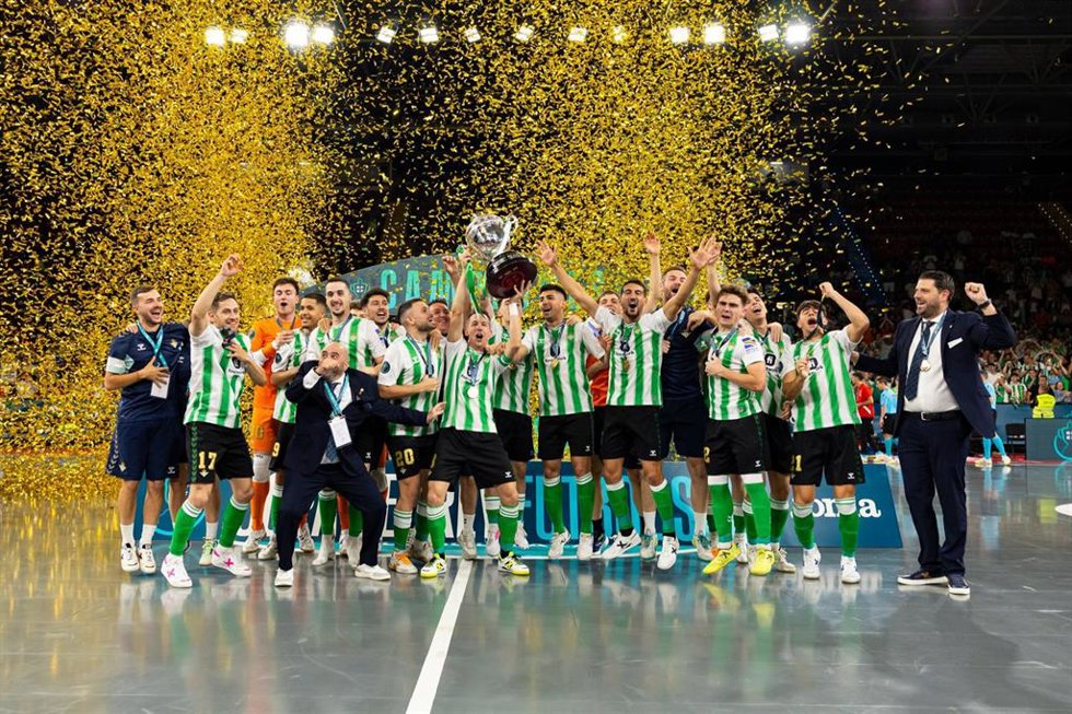 Archivo - El Real Betis levantando la Copa del Rey de fútbol sala.