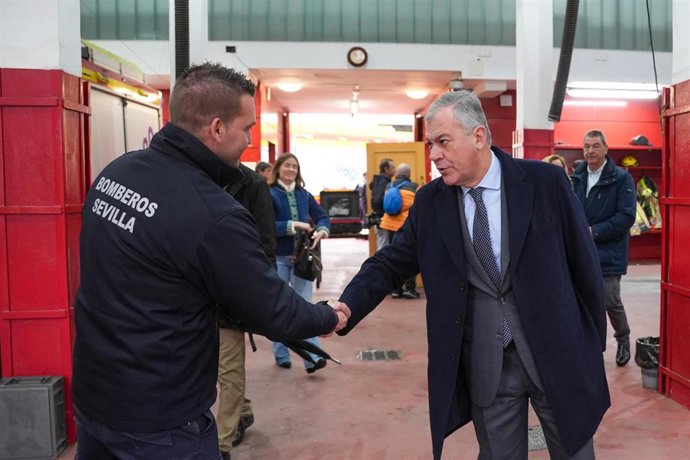 Archivo - El alcalde de Sevilla, José Luis Sanz, visita el Parqeu de Bomberos Central.