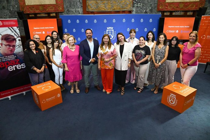 La consejera de Acción Social del Cabildo de Tenerife, Águeda Fumero (c), en la presentación del balance anual de Sinpromi