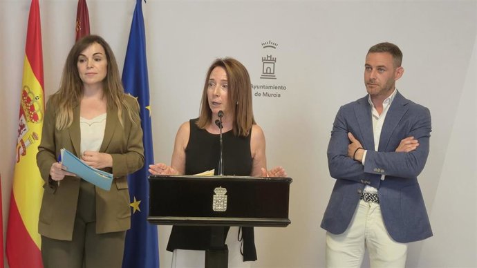 La edil de Murcia Rebeca Pérez, acompañada en el centro de la imagen por la concejal de Educación y Atención a la Ciudadanía, Belén López, y el edil de Deportes, Miguel Ángel Noguera