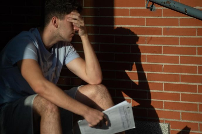 Un alumno repasa apuntes antes del primer examen de la primera jornada de la convocatoria extraordinaria de la PAU, en la Facultad de Ciencias Químicas de la Universidad Complutense de Madrid, a 1 de julio de 2025, en Madrid (España). 