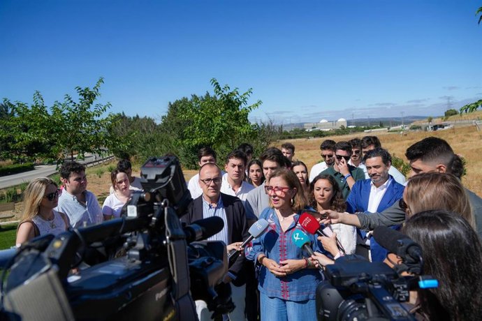 El portavoz de Energía del PP en el Congreso, Guillermo Mariscal, y la consejera de Agricultura, Ganadería y Desarrollo Sostenible de la Junta,Mercedes Morán, en declaraciones a los medios en una visita a Almaraz para reclamar la continuidad de la central