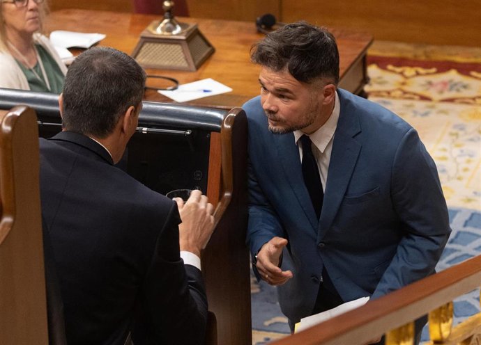 Archivo - El presidente del Gobierno, Pedro Sánchez (i) y el portavoz de ERC en el Congreso, Gabriel Rufián (d), conversan durante una sesión plenaria, en el Congreso de los Diputados, a 10 de abril de 2024, en Madrid (España).