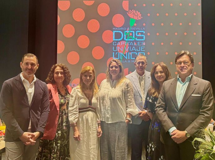 Foto familia del acto de presentación de la iniciativa 'Madrid & Sevilla: dos capitales, un viaje único', donde participa la delegada de Turismo y Cultura, Angie Moreno(4i), y la concejala de Turismo del Ayuntamiento de Madrid, Almudena Maíllo(3i).