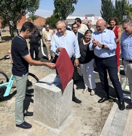 El exciclista y exseleccionador nacional de Ciclismo, Javier Mínguez, descubre la placa en su homenaje en el carril bici entre Valladolid y La Cistérniga, junto a los alcaldes de ambos municipios (a la derecha).