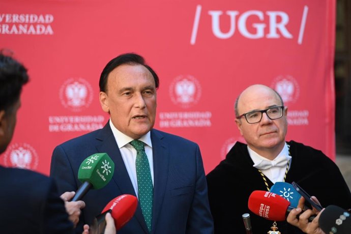 Archivo - El consejero de Universidad, Investigación e Innovación, José Carlos Gómez Villamandos, a la izquierda, y el rector de la UGR, Pedro Mercado, en imagen de archivo