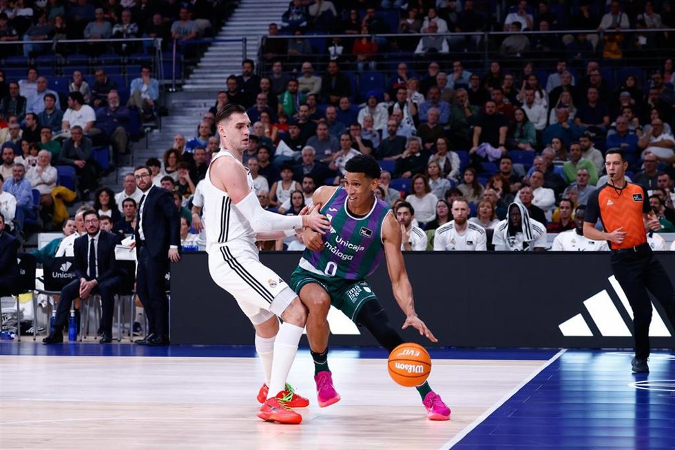 Archivo - Tyson Pérez ante Mario Hezonja en el Real Madrid-Unicaja de la Liga Endesa 24-25