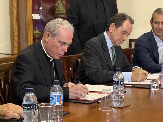 El obispo Jesús Catalá, administrador apostólico de Málaga, y el presidente de la Fundación Iberdrola España, Jaime Alfonsín, durante la firma del convenio.