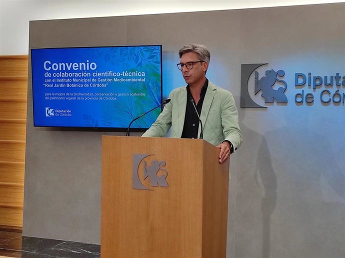 El delegado de Infraestructuras, Sostenibilidad y Agricultura de la Diputación de Córdoba, Andrés Lorite, en rueda de prensa.