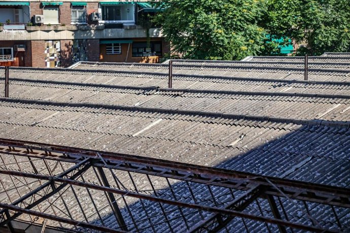 Obras en Doctor Esquerdo 138 para retirar el amianto, el 10 de julio de 2025. 