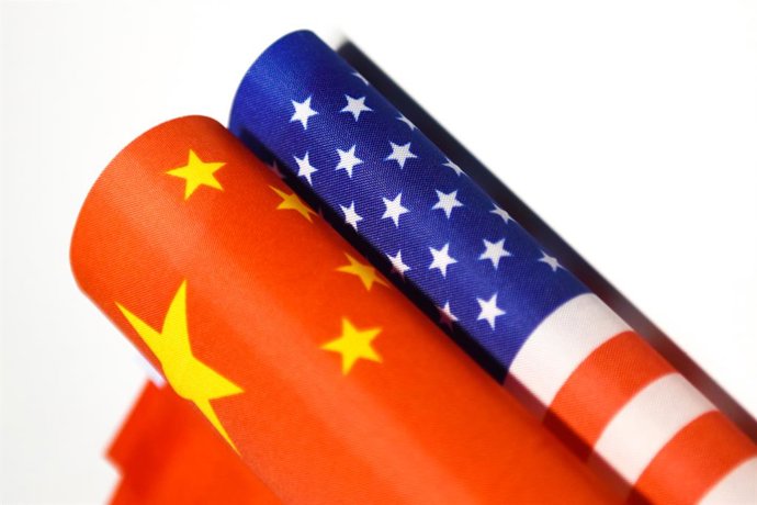 Archivo - Arquivo - Montagem com as bandeiras da China e dos Estados Unidos (arquivo)