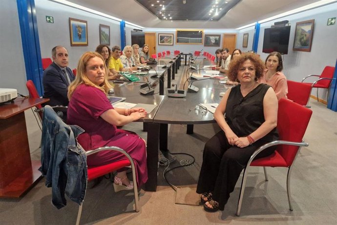La consejera de Derechos Sociales y Bienestar, Marta del Arco, y la gerente del ERA, Nerea Monroy, en la firma del acuerdo con el comité de empresa que permitirá mejorar las condiciones laborales del personal.