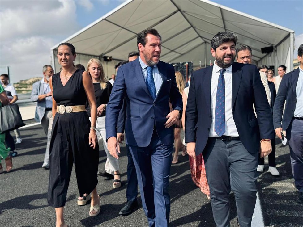 La alcaldesa de Archena, Patricia Fernández, junto al ministro de Ministerio de Transportes y Movilidad Sostenible, Óscar Puente, y el presidente de la Comunidad, Fernando López Miras, en la inauguración de dos tramos del Arco Noroeste de Murcia