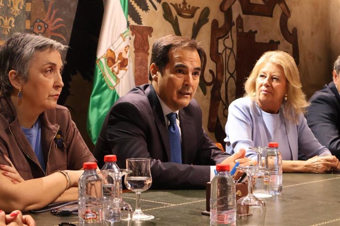 Reunión del consejero de Justicia, José Antonio Nieto, y la alcaldesa, Ángeles Muñoz, con la Plataforma Pro-Centro Judicial Costa del Sol Occidental para trasladarles los avances del proyecto de la Ciudad de la Justicia de Marbella.